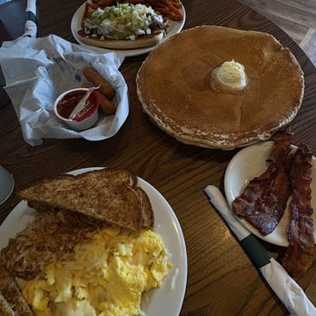 Foodie Garage Eatery - Scrambled eggs, wheat toast, bacon, 12" pancake - American Near Me - Dubuque, Iowa