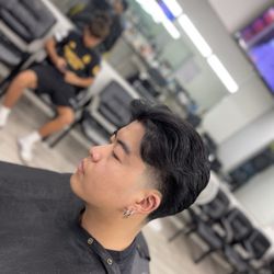 Infinite Barber Shop - Middle part with a taper