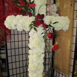 Callaraes Floral Events - Beautiful cross with red roses