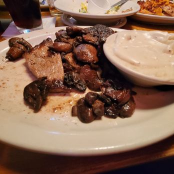 Texas Roadhouse - Ribeye with mushrooms and mashed potatoes with white gravy - Barbeque Near Me - Columbus, Ohio Texas Roadhouse - Ribeye with mushrooms and mashed potatoes with white gravy - Barbeque Near Me - Columbus, Ohio
