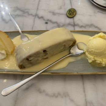 Eiscafe Adria - Warmer Apfelstrudel mit Vanille Eis - Ice Cream & Frozen Yogurt Near Me - Ludwigshafen am Rhein, RP Eiscafe Adria - Warmer Apfelstrudel mit Vanille Eis - Ice Cream & Frozen Yogurt Near Me - Ludwigshafen am Rhein, RP