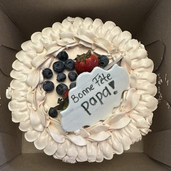 Dolci Piu - Vanilla & fresh berry cake Fudge - Custom Cakes Near Me - Saint-Laurent, Quebec