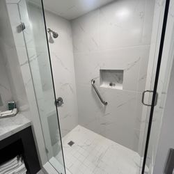 Hotel Pueblo Amigo Plaza & Casino - Room shower .