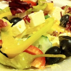Pizzeria Ti Amo - Bauernsalat mit Pepperoni & Oliven