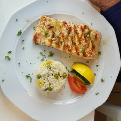 Annas Taverne - Lachsfilet mit Butterreis und Knoblauch-Limetten-Petersilie Dressing
