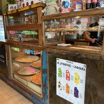 Slice + Soda - Interior - counter - Pizza Near Me - Montreal, Quebec Slice + Soda - Interior - counter - Pizza Near Me - Montreal, Quebec