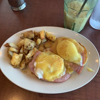 Grumpy's Cafe - Eggs Benedict that came with Cajun homefries - Breakfast & Brunch Near Me - Cleveland, Ohio