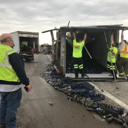 Red's Auto Center - Red's has been your auto towing and recovery specialists for more than 20 years. We operate light, medium and heavy duty tow ...