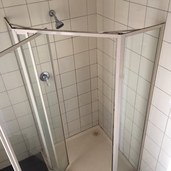 Ritz Backpackers Accommodation - Spacious shower rooms. This one had both its lights burnt out, but the water flow almost makes up for that! - Hostels Near Me - St Kilda, VIC
