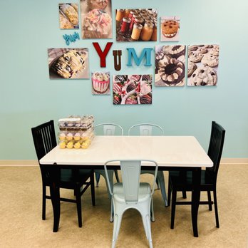 Hometown Bakery - a table and chairs in a room - Cupcakes Near Me - Vermilion, Ohio