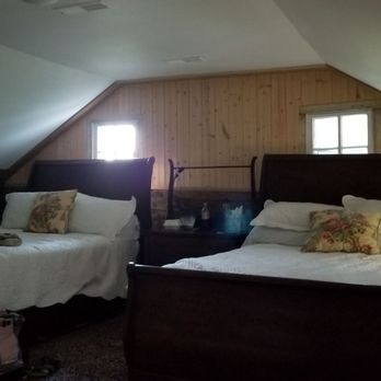 The Hideaway Farm - Upstairs bedroom - Venues & Event Spaces Near Me - Lyles, Tennessee