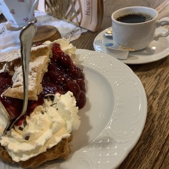 Hausener Kaffeestübchen - Halber Windbeutel, sehr lecker, reicht völlig aus für eine Person - Cafes Near Me - Heimbach, NW Hausener Kaffeestübchen - Halber Windbeutel, sehr lecker, reicht völlig aus für eine Person - Cafes Near Me - Heimbach, NW