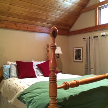 Alpen Way Chalet Mountain Lodge - Big bed with tons of blankets made this extra cozy. - Hotels Near Me - Evergreen, Colorado