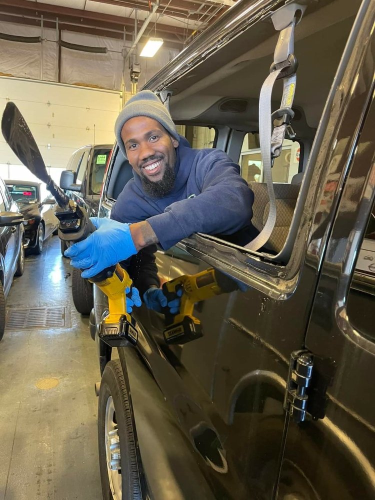 B&J AUTOGLASS Updated August 2024 20 Photos 4400 Nine Mile Rd