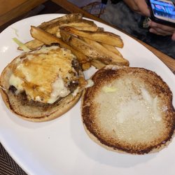Las Cazuelas - Kids cheeseburger cn papás.