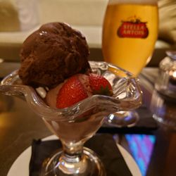 G&Tea Lounge - Jude's Ice Cream. Chocolate and Strawberry.