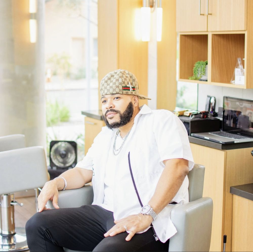 Damon’s Barber & Beauty Shop Logo