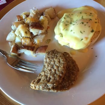 Castle Creek Inn - Eggs Benedict for breakfast on Saturday's. - Bed & Breakfast Near Me - Sandy, Utah