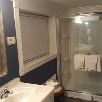 Mountain Harbor Inn - Very spacious bathroom and Jacuzzi. I'll be spoiled after this trip. - Hotels Near Me - Dandridge, Tennessee Mountain Harbor Inn - Very spacious bathroom and Jacuzzi. I'll be spoiled after this trip. - Hotels Near Me - Dandridge, Tennessee