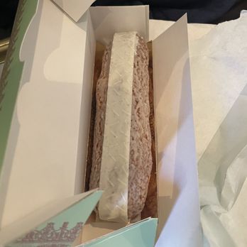Ladurée Madison - Vanilla eclair - Macarons Near Me - New York, New York Ladurée Madison - Vanilla eclair - Macarons Near Me - New York, New York