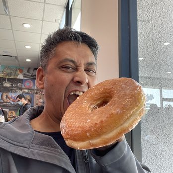 Randy’s Donuts - Having a Texan Donuts - Coffee & Tea Near Me - San Diego, California