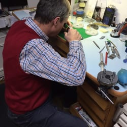 Uhrmacher Bertram Lust - Der Chef bei der Arbeit