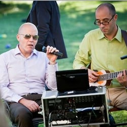 Guty E Simone - Singing wonderful Italian music on the lawn