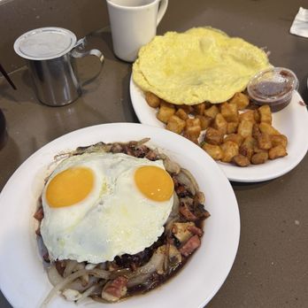 Eggs 'n Things - Waikiki Beach Eggspress - Ham & Cheese Omelet, Traditional Loco Moco - Breakfast & Brunch Near Me - Honolulu, Hawaii Eggs 'n Things - Waikiki Beach Eggspress - Ham & Cheese Omelet, Traditional Loco Moco - Breakfast & Brunch Near Me - Honolulu, Hawaii