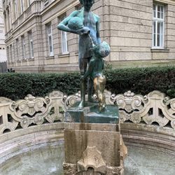 Neckereibrunnen - Im Hintergrund die kunstvoll gestaltete Balustrade. In the background the artistically designed balustrade.
