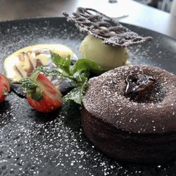 Schlapphüadle - Molten Chocolate Cake with Ice Cream (Schokokuchen mit flüssigem Kern und Eiscreme)