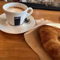 Italian Bar - Cappuccino & cornetto