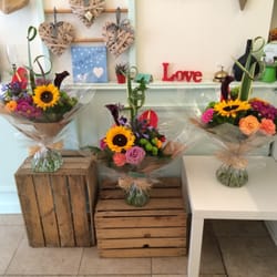 Floral Elegance - Graduation bouquets, modern, bright & cheerful flowers