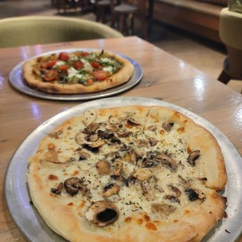 Moku Kitchen - Roasted Veggie (top) and Hamakua Mushroom & Truffle Oil (bottom) Pizza - Cocktail Bars Near Me - Honolulu, Hawaii
