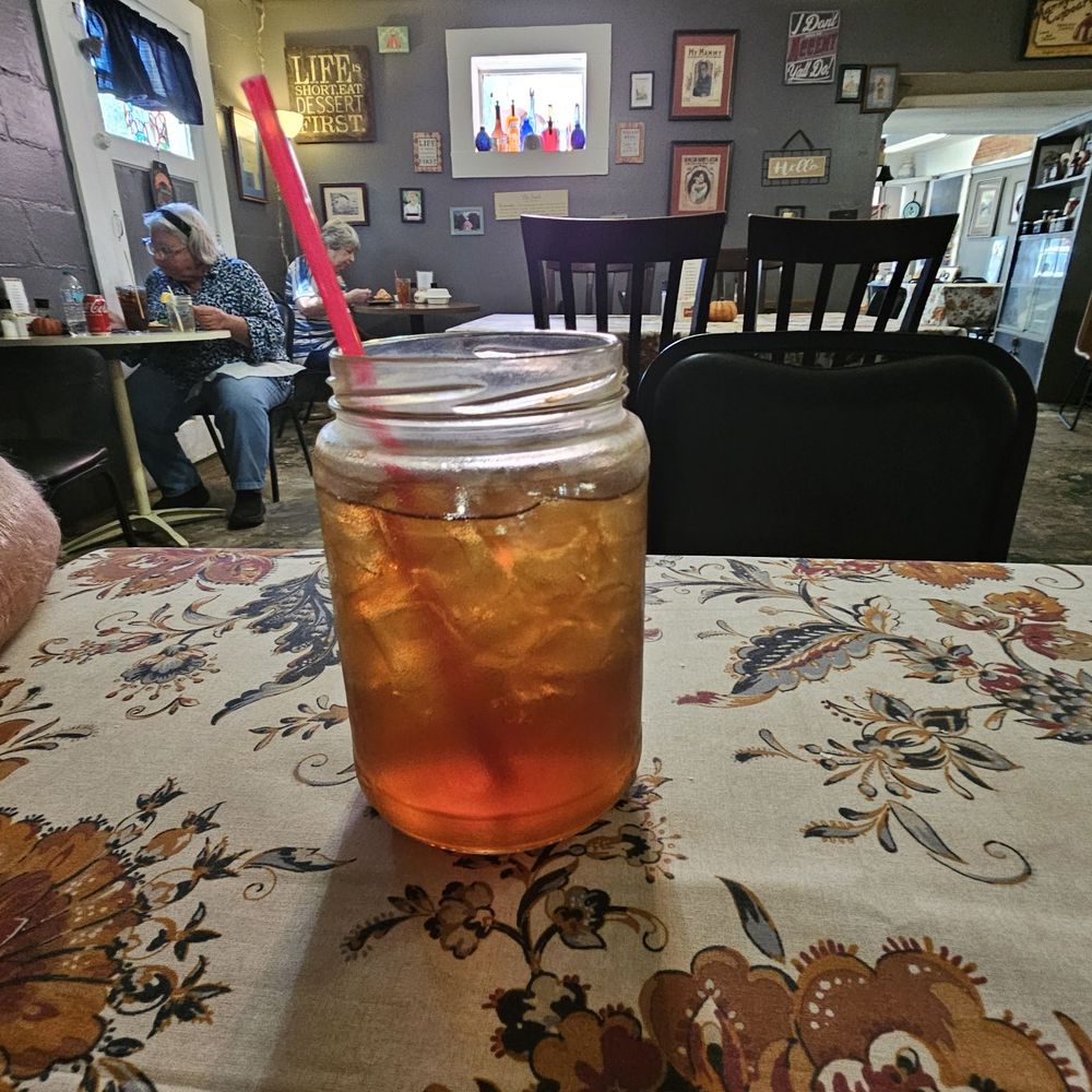 Mammy's Cupboard - Sweet tea served in a jar! - American Near Me - Natchez, Mississippi Mammy's Cupboard - Sweet tea served in a jar! - American Near Me - Natchez, Mississippi
