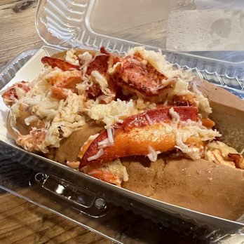 Pauli's - Hot lobster roll - Sandwiches Near Me - Boston, Massachusetts