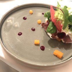 Kanapa Restauracja - Sałatka z chmurką z sera koziego, z suszoną dziczyzną, bezą buraczaną i marynowaną dynią.