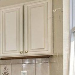 Blue Ocean Realty - This is photoshopped to his the black mold, this window is fake.