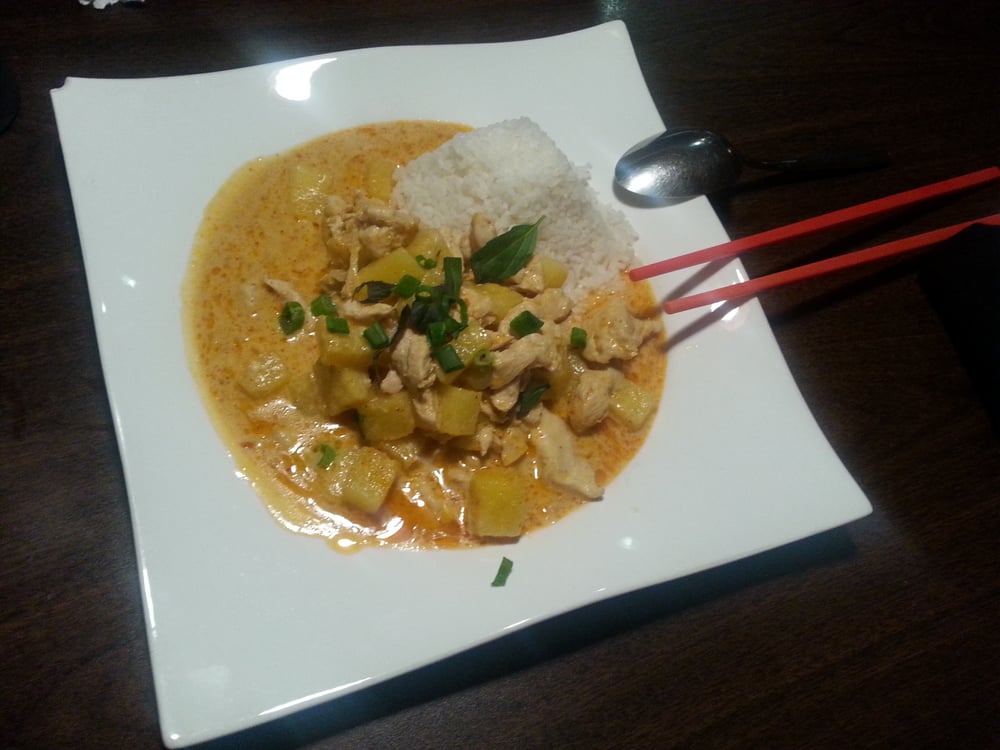 Order Chicken and Peanut Dinner food online from Sandra Rice & Noodle store, Indianapolis on bringmethat.com