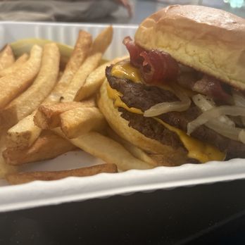 Hennessey's Grill - Smash burger - Juice Bars & Smoothies Near Me - Seal Beach, California