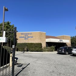 Shammas Medical Eye Center - An eyesore, a complete nightmare within