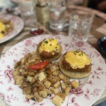 Little Hen - Crab Cakes Egg Benedict - Breakfast & Brunch Near Me - Miami, Florida Little Hen - Crab Cakes Egg Benedict - Breakfast & Brunch Near Me - Miami, Florida