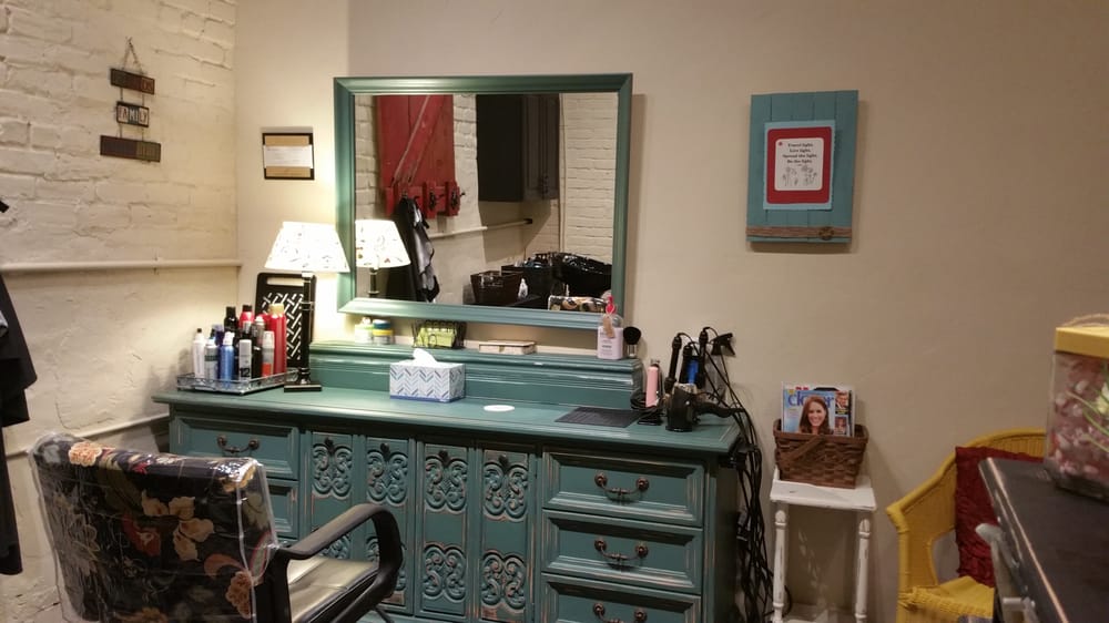 Theresa Miller - Livy Lou's Salon & Boutique Logo