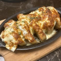 Bâton Rouge Steakhouse & Bar - Garlic bread au gratin