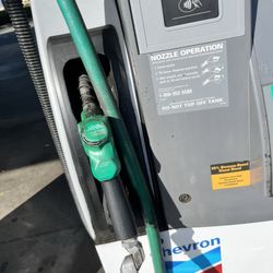 Chevron - Filthy gas pump that's probably giving you all sorts of diseases and it's from hell