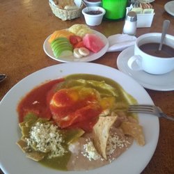 El Colibrí - Huevos divorciados con frijoles y chilaquiles + plato de fruta + café de olla. Delicioso!