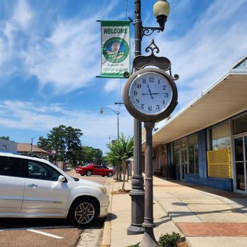 Main Street Cafe - Clock at next block across from restaurant - Cafes Near Me - Collins, Mississippi Main Street Cafe - Clock at next block across from restaurant - Cafes Near Me - Collins, Mississippi