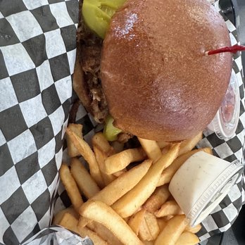 Meester Zebra - Pulled Pork Sandwhich - American Near Me - Cathedral City, California Meester Zebra - Pulled Pork Sandwhich - American Near Me - Cathedral City, California