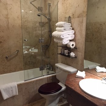 Park Hotel Kenmare - Amazing oversized bathroom with two sinks. - Hotels Near Me - Kenmare, Kentucky