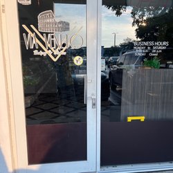 Via Veneto Bakery & Italian Deli - El horario del lugar esta mal, se supone que debería estar abierto según la website.