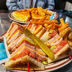 Pete's Kitchen - Club house w/ fries